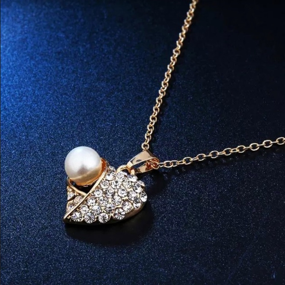 Gold plated pearl crystal heart set